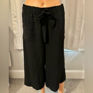 Cute Retrelogy size M black pull in drawstring wide leg capri pants new pockets
